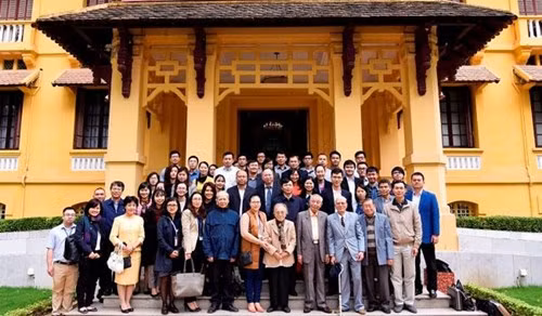 Các nhà ngoại giao lão thành chụp ảnh lưu niệm cùng với thế hệ trẻ của Bộ Ngoại giao, nhân dịp kỷ niệm 45 năm Ngày ký Hiệp định Paris.