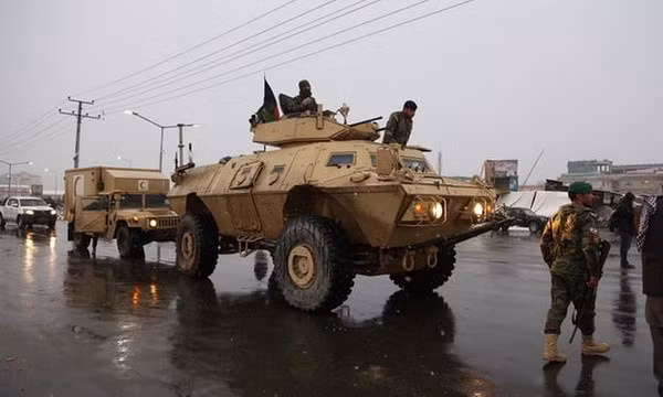 Lực lượng an ninh Afghanistan triển khai bên ngoài Học viện Quốc phòng Marshal Fahim sau vụ tấn công. (Nguồn: AP)