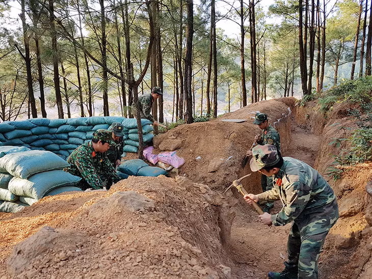 Cán bộ, chiến sỹ Trung đoàn 244 chuẩn bị mô hình, học cụ phục vụ huấn luyện chiến sĩ mới ở Trung đoàn 244.