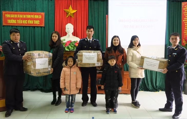CBCC Chi cục HQCK cảng Vạn Gia tặng quà thày trò Trường Tiểu học Vĩnh Thực (Ảnh Ngô Văn Chung-HQVG).