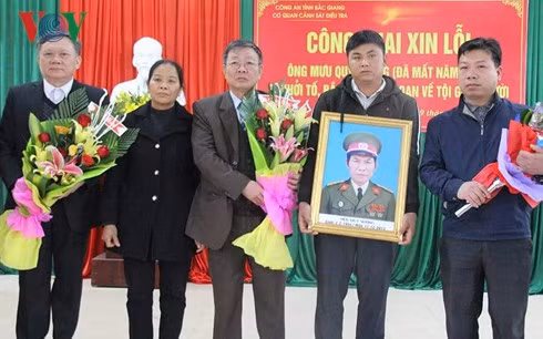 Con trai ông Sường mang di ảnh ông tới dự buổi xin lỗi