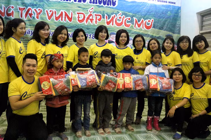  Đoàn thiện nguyện chụp ảnh cùng các em nhỏ