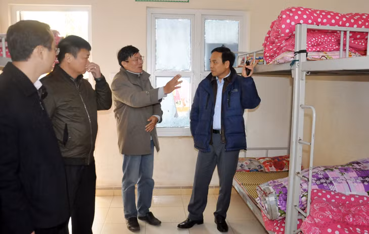 Đồng chí Đặng Huy Hậu, Phó Chủ tịch Thường trực UBND tỉnh kiểm tra phòng ở nội trú Trường Phổ thông Dân tộc Bán trú TH&THCS Hà Lâu, huyện Tiên Yên trong đợt rét đậm, rét hại. 