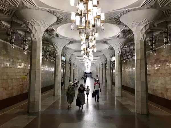 Hệ thống nhà ga tàu điện ngầm Tashkent được thiết kế có đèn chùm, cột trụ và trần nhà làm bằng đá cẩm thạch, đá granite và kim loại chạm trổ. Mỗi trạm dừng tại hệ thống nhà ga Tashkent lại được thiết kế riêng theo nhiều chủ đề độc đáo.