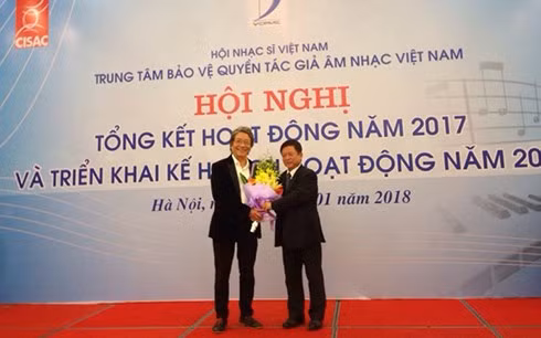 Nhạc sĩ Đỗ Hồng Quân, Chủ tịch Hội Nhạc sĩ Việt Nam tặng hoa và bằng khen cho nhạc sĩ Phó Đức Phương về những cống hiến của ông trong công tác bảo vệ quyền tác giả âm nhạc.