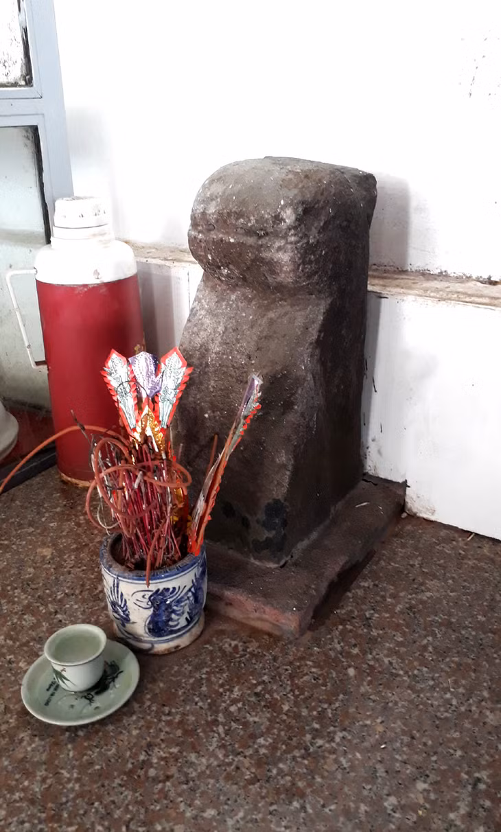 Chó đá được thờ trang trọng tại quán Bình Mắm (Móng Cái).
