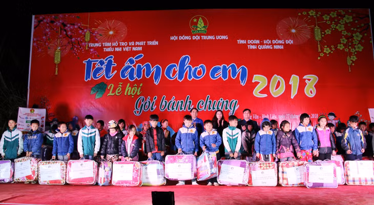 100 chiếc chăn ấm được trao tặng cho học sinh trường Tiểu học Đồng Văn và trường Phổ thông dân tộc bán trú THCS Đồng Văn.
