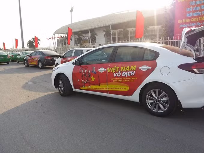Những chiếc xe trang trí lập thành hội, họp nhau lại chuẩn bị kế hoạch cổ vũ cho trận chung kết diễn ra lúc 15h ngày 27/1.
