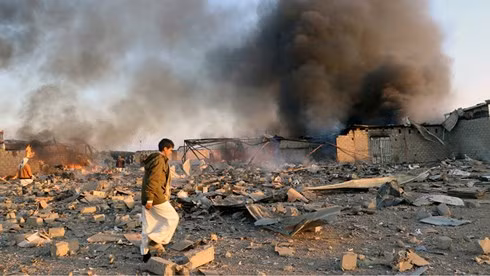 Quang cảnh đổ nát sau vụ không kích nhằm vào cứ điểm của phiến quân Houthi tại Saada, Yemen ngày 6/1/2018. Ảnh: Public Radio International.