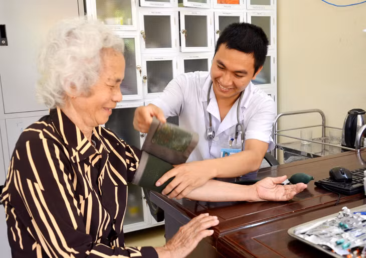 Cán bộ Trung tâm Bảo trợ xã hội tỉnh khám sức khỏe cho người già được chăm sóc tại đơn vị.
