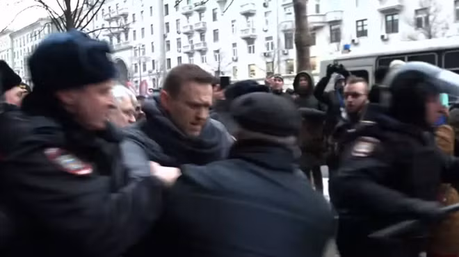 Ông Alexei Navalny (giữa) bị bắt. (Nguồn: AFP)