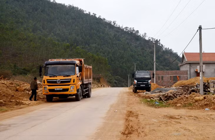 Đường tỉnh lộ đi qua thôn Tân Tiến đã được đầu tư, kết nối giao thông giữa xã An Sinh, TX Đông Triều (Quảng Ninh) với tỉnh Bắc Giang