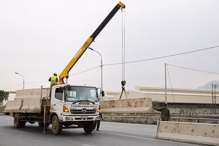 Dự án Cải tạo, nâng cấp QL18 (Bắc Ninh - Uông Bí) sau những khó khăn do vướng mắc mặt bằng, đến nay cũng đã cơ bản hoàn thành. Nhà thầu đang triển khai các hạng mục cuối cùng là lắp đặt hệ thống ATGT để chuẩn bị chính thức khánh thành.