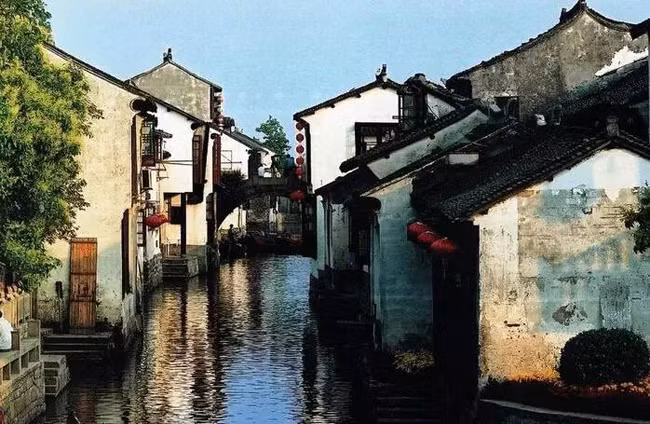 Phố cổ Chu Trang: Tọa lạc tại thành phố Tô Châu, nơi đây có vô vàn món đặc sản hấp dẫn như bánh Vạn Tam, dưa chuột Đồng Tử, tôm muối và móng giò Vạn Tam. Thường ngày, thị trấn Chu Trang luôn mang trong mình dáng vẻ bình yên, tĩnh lặng. Phong cảnh nước non hữu tình khiến nơi đây được xưng tụng là đệ nhất thủy hương (thôn làng yên bình) vùng Giang Nam.