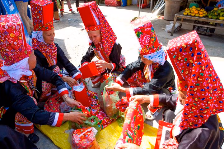 Phụ nữ Dao Thanh phán vùng cao Bình Liêu xuống chợ phiên chọn mua váy áo để đón Tết.