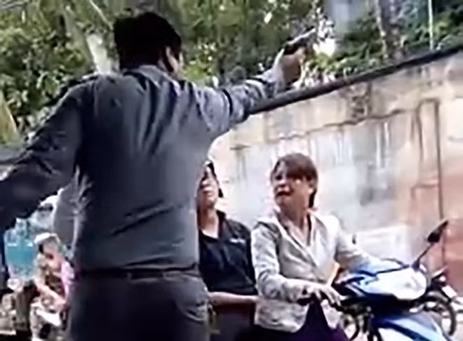 Ảnh cắt từ clip thể hiện việc sau khi cãi vã, ông Phương rút súng hù dọa và bắn chỉ thiên.
