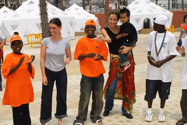  Cô mang theo Maddox đến Tây Ban Nha trong ngày Tị nạn thế giới năm 2004.