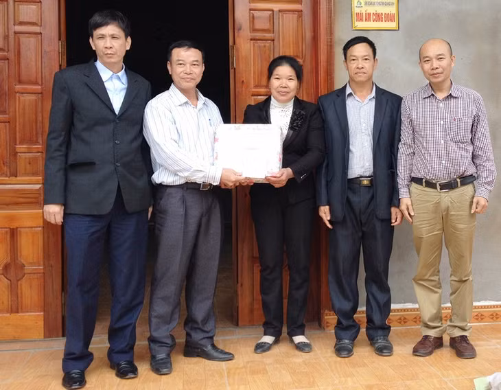 Lãnh đạo LĐLĐ tỉnh trao nhà “Mái ấm công đoàn” cho bà Hoàn Thị Nhung CNVC-LĐ có hoàn cảnh khó khăn tại xã Minh Cầm (huyện Ba Chẽ).