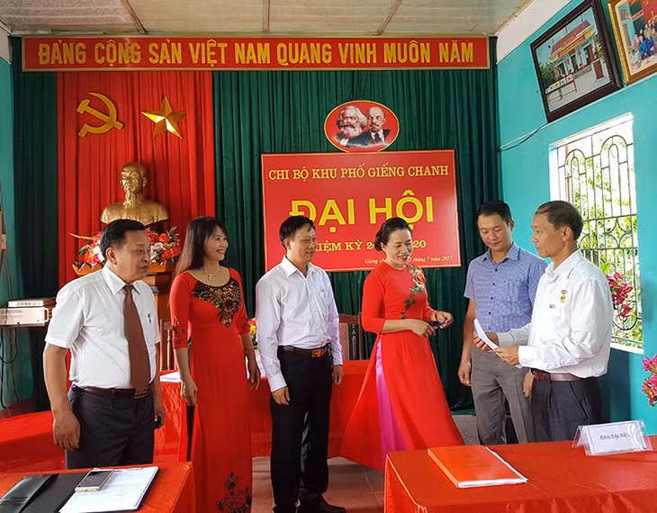 Cán bộ, đảng viên khu Giếng Chanh, phường Quảng Yên, TX Quảng Yên trước giờ Đai hội chi bộ, nhiệm kỳ 2017-2022.