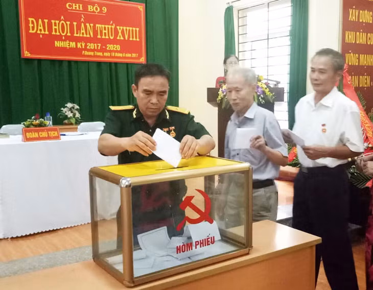 Đến nay Uông Bí đã thực hiện nhất thể hóa Bí thư Chi bộ kiêm trưởng thôn, khu tại 101/101 thôn, khu phố (Trong ảnh:Các đại biểu bỏ phiếu bầu Bí thưu chi bộ tại đại hội chi bộ khu 9, phường Quang Trung , TP Uông Bí), Ảnh Việt Hoa.