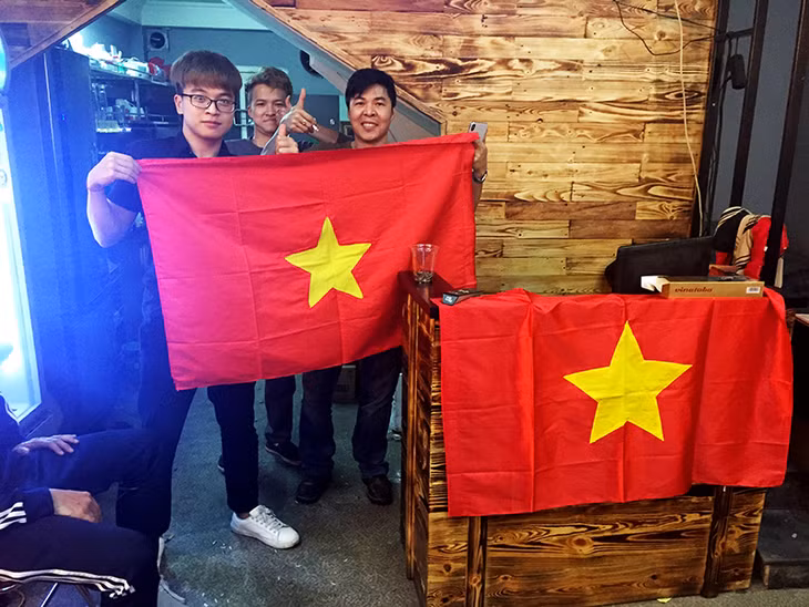 Màu cờ sắc áo được các cổ động viên ..