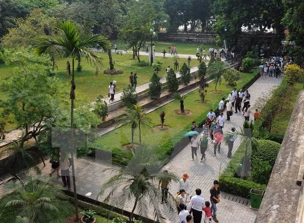 Du khách tham quan Hoàng thành Thăng Long. (Ảnh: Kim Phương/TTXVN)