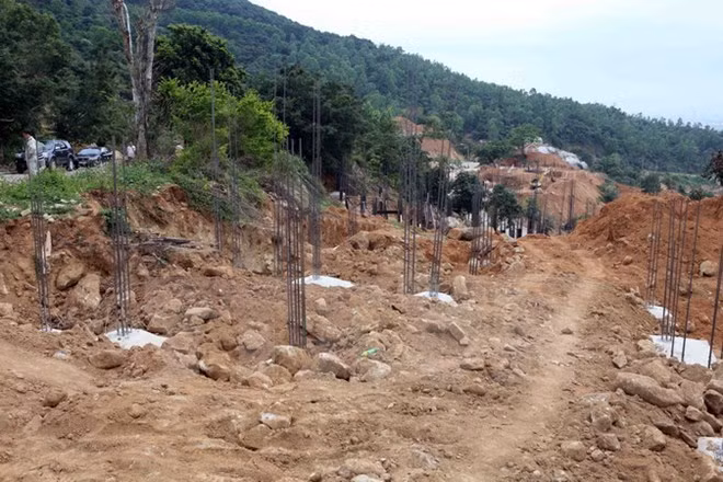 Các phần móng biệt thự xây dựng trái phép khi chưa được cấp giấy phép xây dựng tại dự án Khu du lịch Sinh thái Biển Tiên Sa. (Ảnh: Trần Lê Lâm/TTXVN)