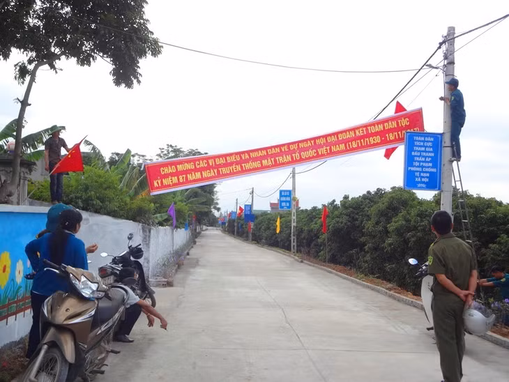  Người dân thôn Suối Găng, xã An Sinh, TX Đông Triều treo băng rôn, khẩu hiểu hưởng ứng Ngày Đại đoàn kết toàn dân 2017
