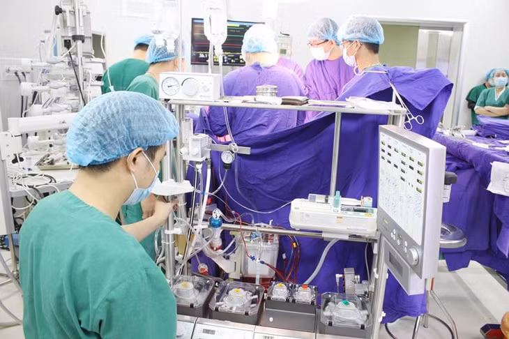 Hệ thống máy tuần hoàn ngoài cơ thể luôn được theo dõi sát sao trong suốt quá trình diễn ra mổ tim