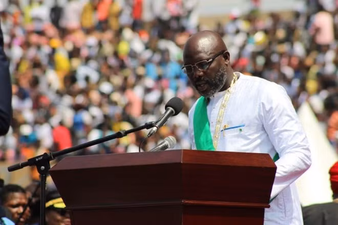 Ông George Weah đọc diễn văn nhậm chức Tổng thống Liberia. (Nguồn: iberianobserver.com)