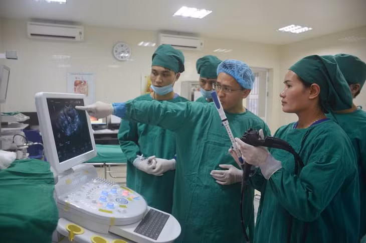 Bác sỹ Bệnh viện Bãi Cháy đang tiếp nhận chuyển giao kỹ thuật siêu âm nội soi tiêu hóa từ Bệnh viện Hoàng gia Adelaide (Úc)