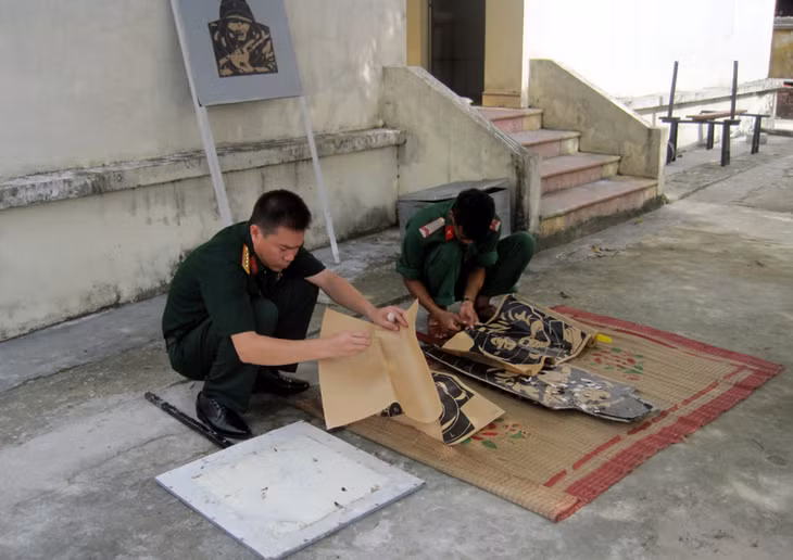 Cán bộ Ban CHQS huyện chuẩn bị mô hình học cụ phục vụ công tác huấn luyện, sẵn sàng chiến đấu cho đơn vị 