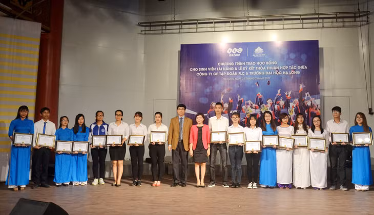 Đại diện Tập đoàn FLC trao thưởng cho sinh viên Trường Đại học Hạ Long