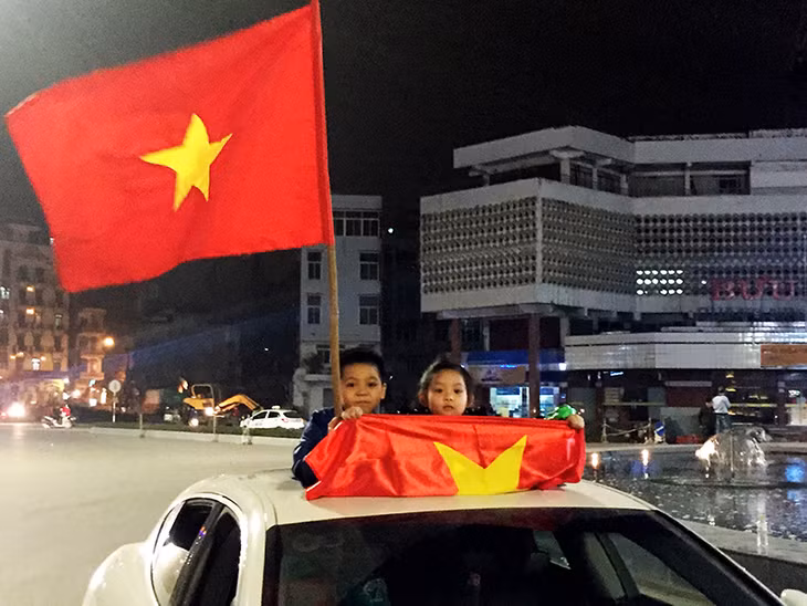 Những cổ động viên nhí trong tay lá cờ đỏ sao vàng vui mừng cùng chiến thắng.
