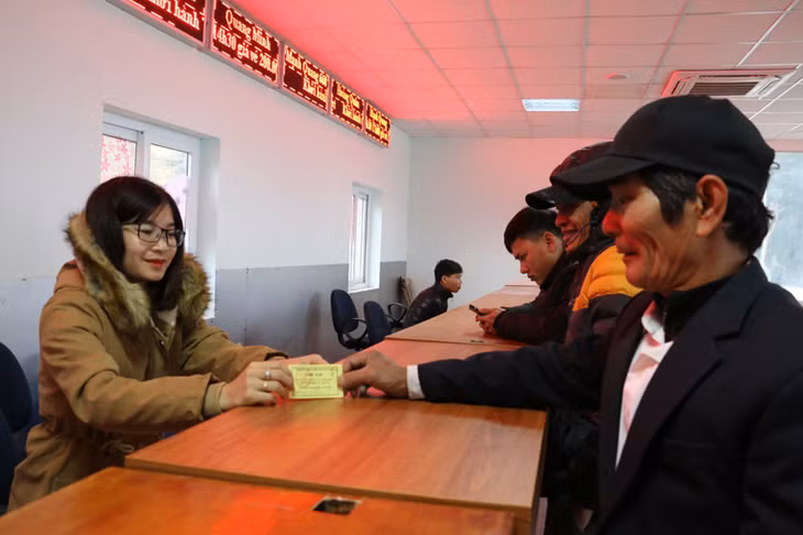 Nhân viên Kalong trao thẻ VIP (thẻ miễn phí) cho hành khách
