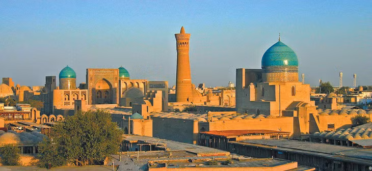 Khi đến Tashkent, thủ đô của Uzbekistan, du khách sẽ như lạc vào một khung cảnh thần tiên yên bình, thơ mộng với hình ảnh của những chú cừu ung dung gặm cỏ, đường phố sạch sẽ, không đông đúc xe cộ, tàu điện ngầm thì cứ nhẹ nhàng lướt qua những con phố nhỏ
