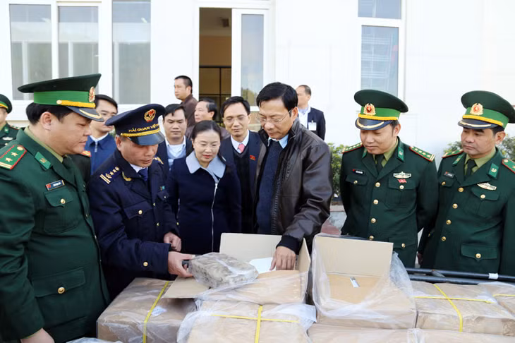 Đồng chí Nguyễn Văn Đọc, Bí thư Tỉnh ủy, Chủ tịch HĐND tỉnh kiểm tra hoạt động xuất nhập khẩu hàng hóa tại Cửa khẩu Bắc Phong Sinh tháng 12/2017.
