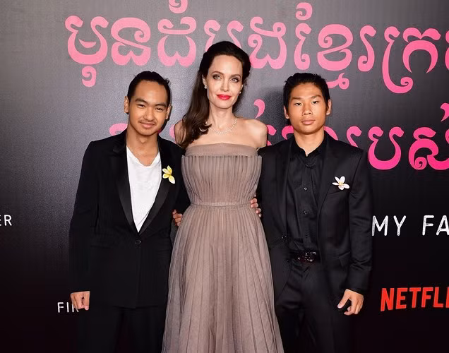  Ba mẹ con Angelina, Maddox và Pax tại buổi ra mắt bộ phim 