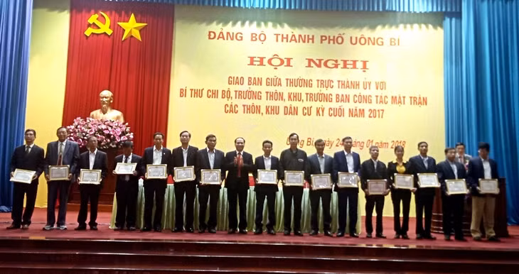 Nhân dịp này, Thành ủy Uông Bí đã biểu dương và khen thưởng 16 bí thư chi bộ, trưởng thôn, khu, trưởng ban công tác mặt trận có thành tích xuất sắc trong công tác dân vận và hoạt động tự quản ở cơ sở năm 2017