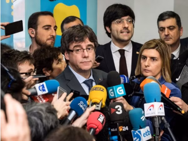 Lãnh đạo bị phế truất vùng Catalonia Carles Puigdemont (giữa) trong cuộc họp báo tại Brussels (Bỉ) ngày 24/1. (Nguồn: AP/ TTXVN)
