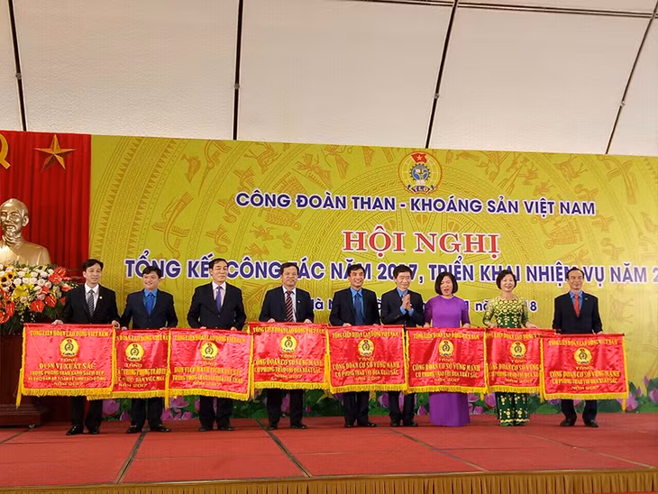 Đồng chí Trần Văn Thuật, Phó Chủ tịch Tổng LĐLĐ Việt Nam tặng cờ cho các tập thể có thành tích xuất sắc.