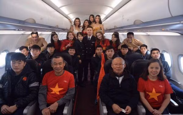 Đội tuyển U23 Việt Nam trên chuyến bay Vietjet. Ảnh: saostar.vn
