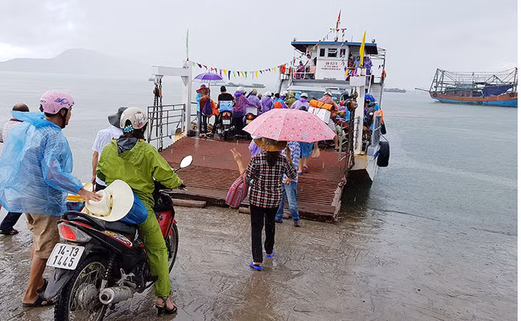 Huyện Hải Hà Tiếp tục thực hiện quyết liệt, đồng bộ và có hiệu quả các giải pháp tháo gỡ khó khăn cho các doanh nghiệp để thúc đẩy sản xuất, kinh doanh. Ảnh vận chuyển khách từ đảo Cái Chiến vào đất liền và ngược lại của Công ty TNHH Long Vũ.
