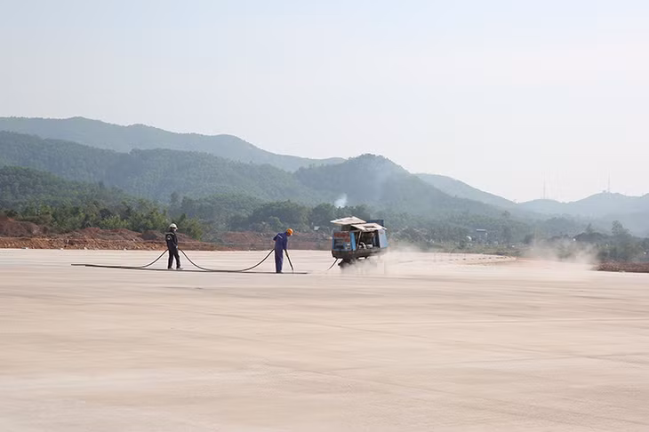 Là dự án sân bay đầu tư theo hình thức BOT đầu tiên trong cả nước, hạng mục đường băng và sân đỗ của Cảng hàng không quốc tế Vân Đồn đến nay đã hoàn thành thi công. Hiện nhà thầu đang tập trung dọn dẹp, vệ sinh đường băng, sẵn sàng thực hiện bay hiệu chỉnh vào quý I/2018.