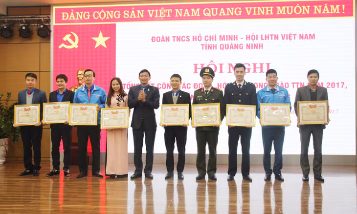 Các tập thể có thành tích xuất sắc trong công tác Đoàn và phong trào thanh thiếu nhi được nhận bằng khen của BCH Tỉnh Đoàn 