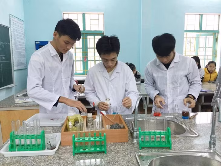 Các em đang thực hành thí nghiệm hóa học tại trường
