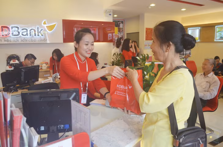 HDBank trao tặng phần quà hấp dẫn cho các khách hàng tới giao dịch trong dịp khai trương
