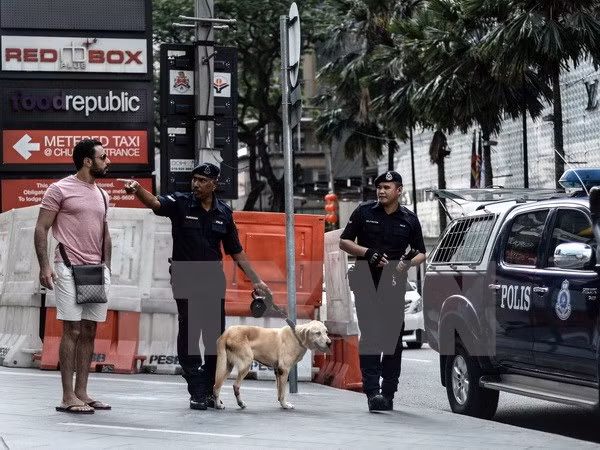 Cảnh sát Malaysia tuần tra bên ngoài một trung tâm mua sắm ở thủ đô Kuala Lumpur. (Nguồn: AFP/TTXVN)