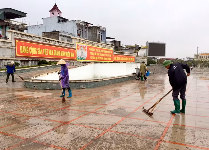 Quảng trường Công viên cây xanh tại thị trấn Quảng Hà (huyện Hải Hà) đang được dọn dẹp, chính trang, sẵn sàng trở thành địa điểm cổ vũ U23 Việt Nam của người dân Hải Hà.