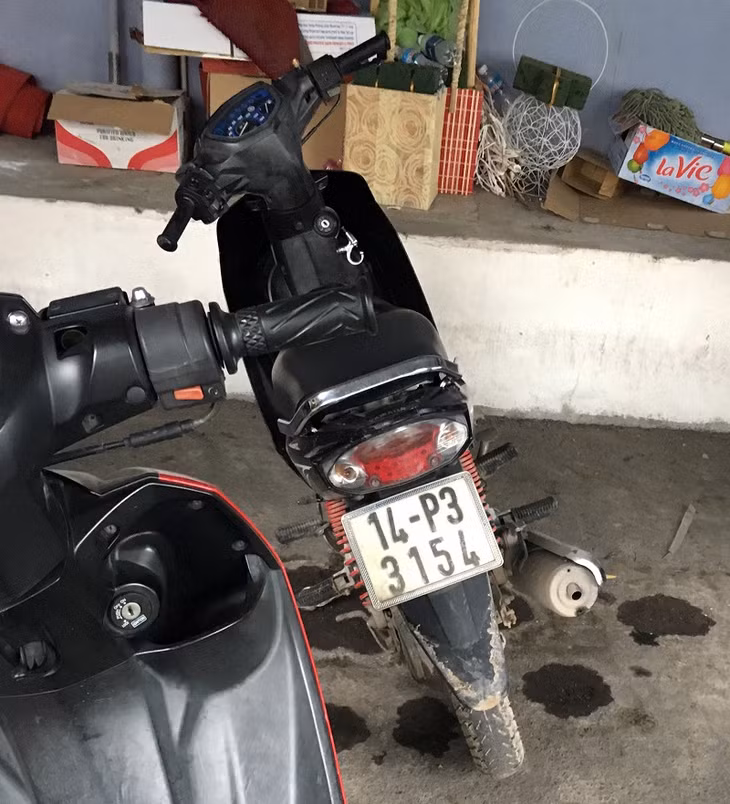 Tạm giữ xe mô tô vận chuyển thuốc lá lậu.